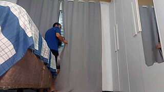 O padrasto queria muito ver a enteada nua mas ela o pega se masturbando atr�s da cortina