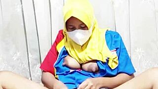 gadis hijab indomaret touches herself before work