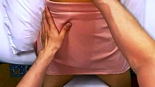 El Estudiante Invitó A La Madrastra A Su Habitación Y No Se Detuvieron En Caricias