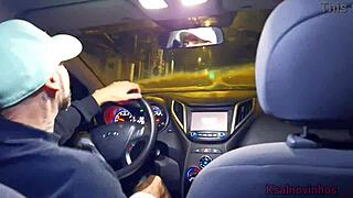 casada com fogo mostra bunda para o motorista de aplicativo tarado que acabam fudendo na rua em publico