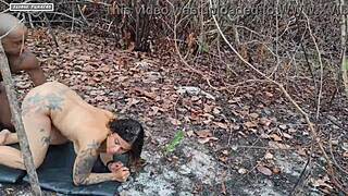 morena gostosa foi flagada dando pro vizinho no mato