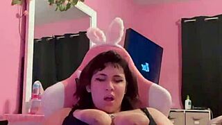 BBW Playing with Her Pussy in Homemade Solo Session