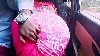 Indian Housewife In Saree Has Car Sex With Boyfriend While Cheating