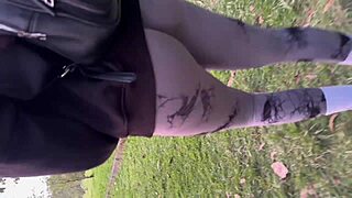 queria orinar en el bosque y logre convencer a mi mejor amiga para hacer un video porno casi nos pillan a medio palo