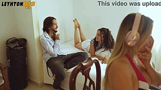 Me Pillan Siendole Infiel A Mi Esposa Tetona Con Una Morena Culona Que Me Hace Acabar A Sentones