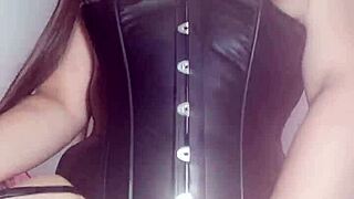 mi madrastra es mi puta le dejo dinero y se masturba el culo y la concha gritando mi nombre una delicia en mexicana en usa 2