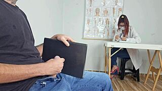 exibi��o de p�nis em p�blico - punheta arriscada na recep��o da enfermeira acabou com gozada na boca