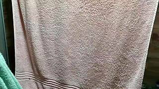 llego a casa de mi t�a y la descubro ba��ndose se masturba y casi me descubre