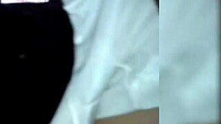 Esto es lo que pasa cuando el marido se va mi vecina me invita a ver porno en su casa y me termina dando unos sentones a ella le gusta por atr�s