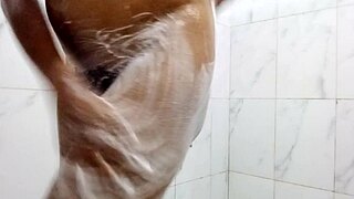 hottest sexy girl pissing and mastrubeting wile bathing