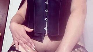 mi madrastra es mi puta le dejo dinero y se masturba el culo y la concha gritando mi nombre una delicia en mexicana en usa 1 😍