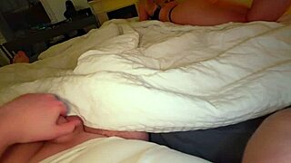 Madrastra Ve Que Me Masturbo En Secreto En Su Culo Y Me Ayuda Con Una Mamada Y Su Co�o Madrastra Comparte Cama Con Hijastro