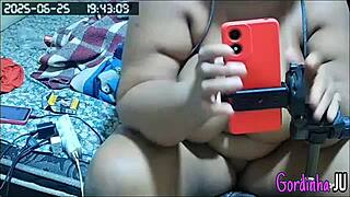 madrasta gosta de se exibir para todos seus vizinhos