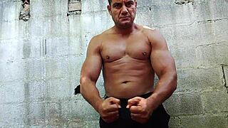 Yuri gaucho, that brazilian bear, gives an epic handjob leading to a massive cumload 😏💦