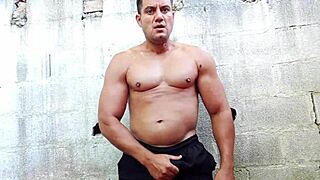Yuri gaucho, that brazilian bear, gives an epic handjob leading to a massive cumload 😏💦