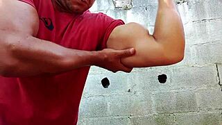 Yuri gaucho, that brazilian bear, gives an epic handjob leading to a massive cumload 😏💦