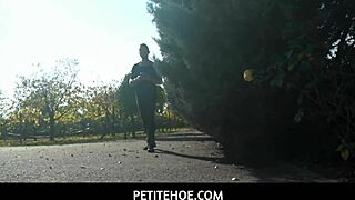 娇小18+巨乳金发罗克西回家被大汉文斯欺负挑逗