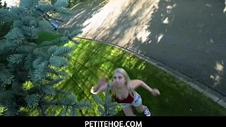 娇小18+巨乳金发罗克西回家被大汉文斯欺负挑逗