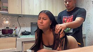 Una rica follada en la cocina con mi madrastra!