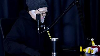 Safada faz um stripper bem sensual mostrando seus peitos depois de falar que nunca sugeriu uma transsexual e quando perdeu a virgindade - flor de damiana watch on sheer red