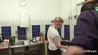 Kleine Jungfrau Bekommt Ihren Ersten Fick Vom Chef