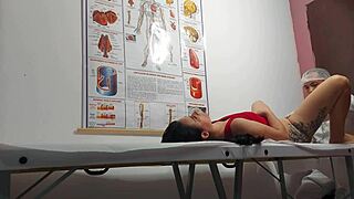 Ginecologista enfia dedo no cu e fode paciente