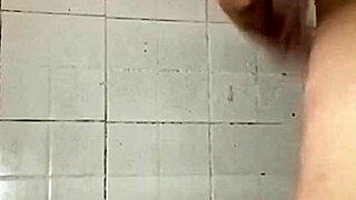 le mande un video bañandome al señor de la tienda para que me perdone lo que le debo