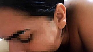 novinha profissional mostra como se faz um boquete.