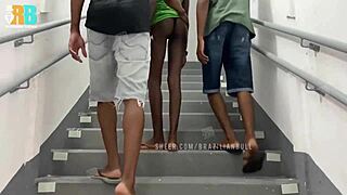 Marido cuckold levou esposa sem calcinha pra visitar comedor baiano acabamos fudendo na escada - vídeo completo sheer xvideos red 😏