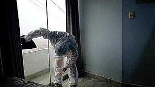 Llame al de limpieza para que asee mi mampara y se le termina parando su verga y me lo metí en estilo perrito me follé al personal de limpieza follando con desconocido!