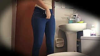 camara escondida en el baño de universitaria colombina culona