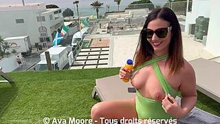 Le jus cest la vie brunette se baise la chatte avec une bouteille et pompe une enorme bite elle boit tout le jus