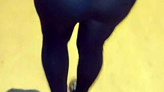 madura culona con leggins transparentes en hilo flashing on street