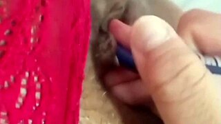 La madrastra culona se masturba con el cepillo de dientes de su hijastro