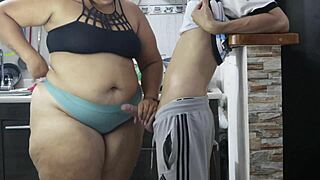 oye vecino, ¿por qué no metes esa verga grande en mi coño bien apretado de una vez? ven y fóllame duro...