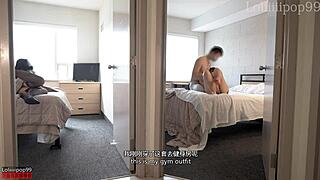 宿舍偷情猛干室友男友她洗澡时POV