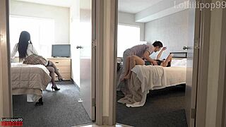 宿舍偷情猛干室友男友她洗澡时POV