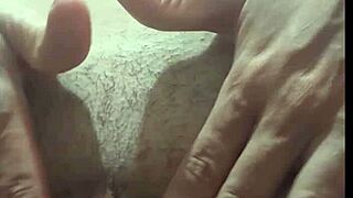 essa putinha de peitinhos miúdos sem calcinha peludinha na rua