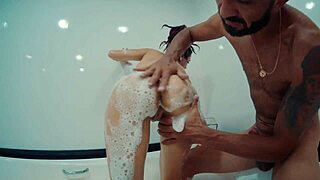 na banheira com a gata de dreads safada rola uma foda bem quente e molhada