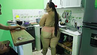 follando duro a la hermana de mi esposa en la cocina con mi verga enorme