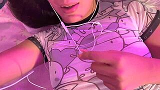 La más puta del colegio me contesta la video llamada y me muestra su gran culo mientras su novio descansa