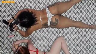 Minha melhor amiga nunca esteve com uma garota entao eu mostrei a ela como pode ser divertido fiz a gostosa chupar meu grelo ate ficar duro e inchado