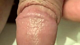 马·马德鲁加在浴室享受热辣的撸大鸡巴