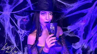 Lis XXX fingers brunette pussy